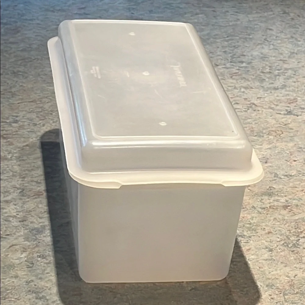 Tupperware White Storage Container with Secure Lid - Picture 4 of 7